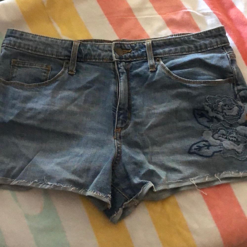 Jean shorts floral detail